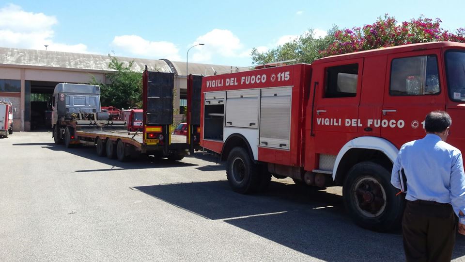 Un momento dello sgombero dei mezzi