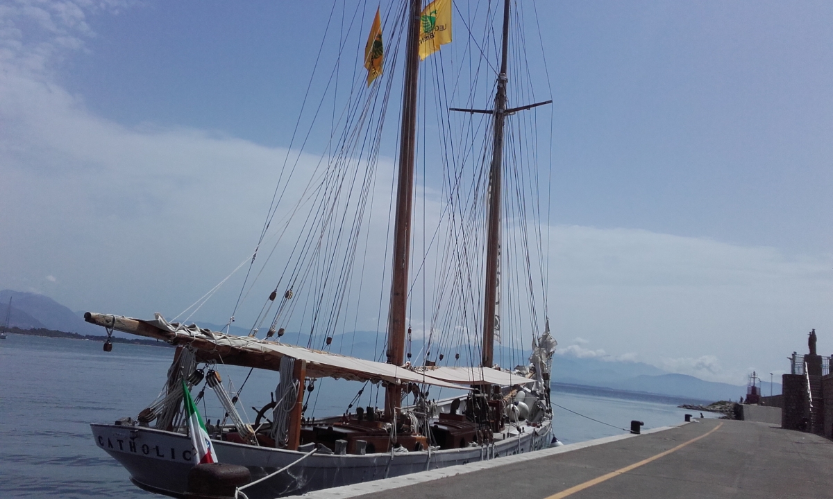 La Goletta Verde nel porto di Terracina