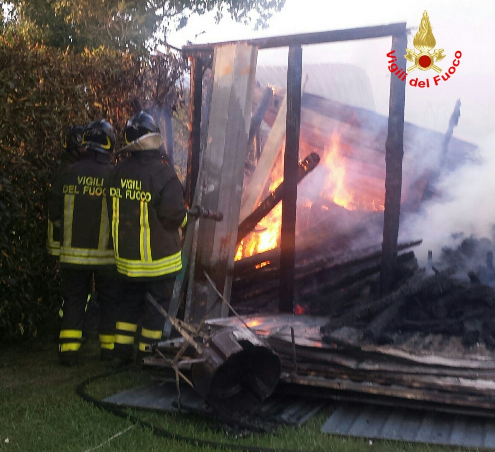 Un momento dell'intervento dei vigili del fuoco