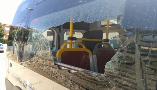 L'autobus danneggiato