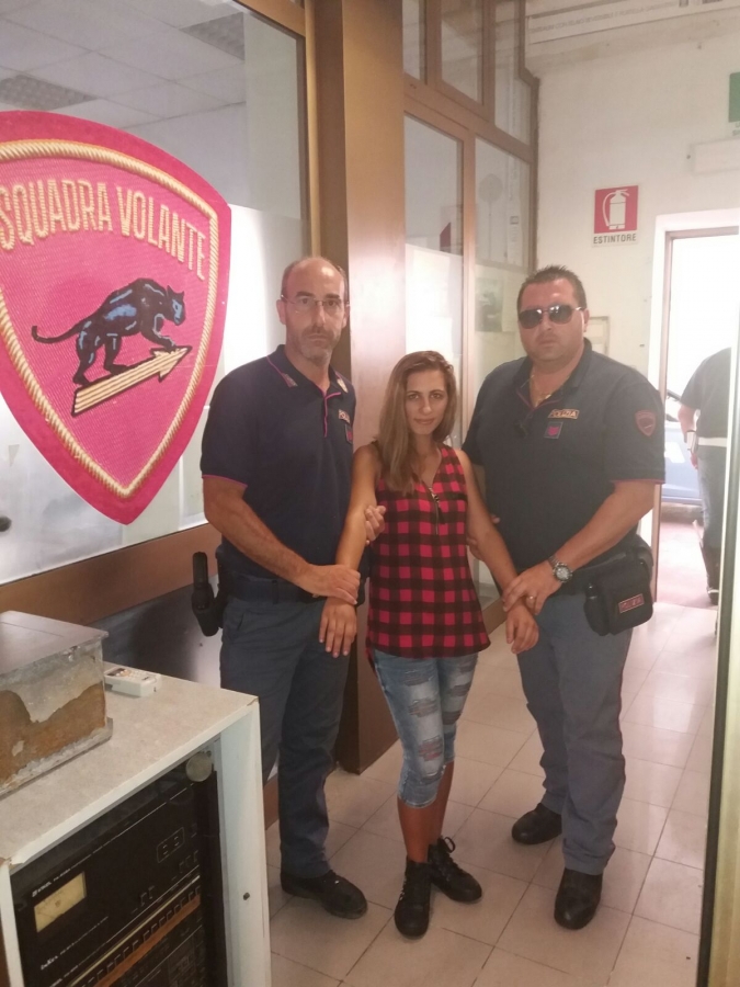 Gli-agenti-della-Volante-di-Terracina-con-la-donna-arrestata.jpg